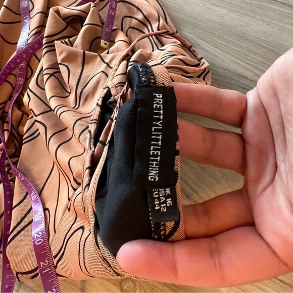 Pretty little thing dress tan and black abstract print 12 - Picture 5 of 7